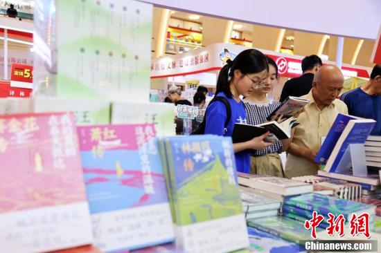 2024上海书展吸引爱书人士共赴书香之约 第6张 2024上海书展吸引爱书人士共赴书香之约 第6张
