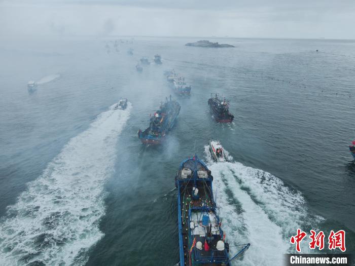 福建南日岛唱响“开海歌	” 争撒开渔“第一网”  第2张